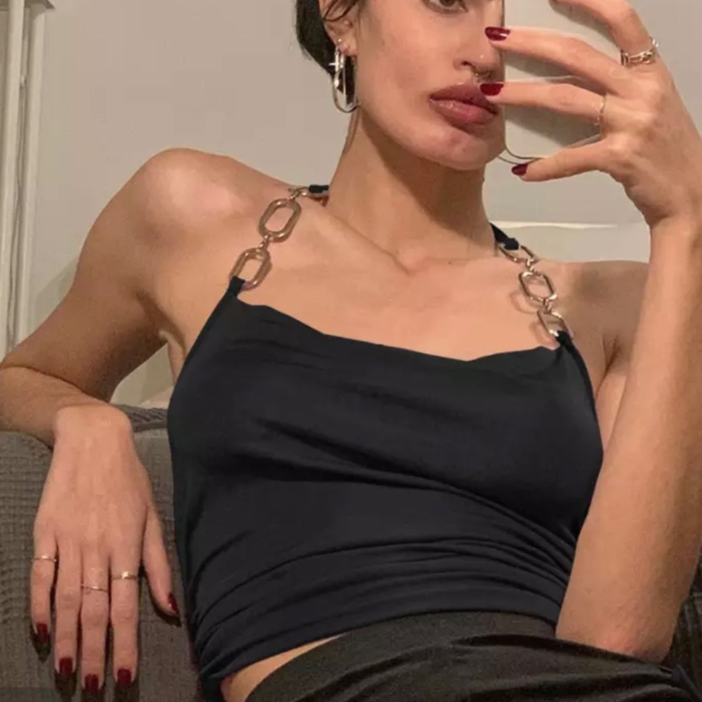 Black chain top